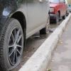В Минске 11 машинам, припаркованным на тротуаре, порезали колеса