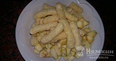 Десерт с кукурузными палочками и фруктами