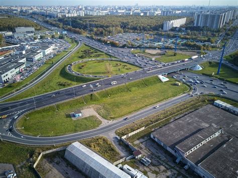 Зачем установлены канистры на столбах на МКАДе