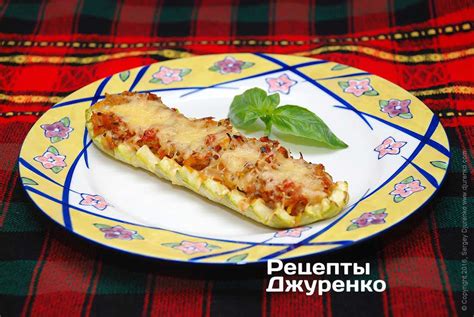 Кабачки фаршированные овощами и сыром