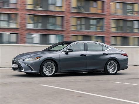 Классом выше: Lexus ES или GS?