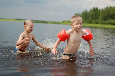 Купание в реке или водоеме