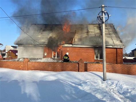 Огнеборцы тушат пожар в роще в Рязани