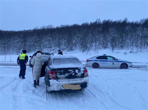 Опасность снежных сугробов для автолюбителей