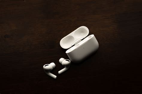 Очистите AirPods и чехол от загрязнений