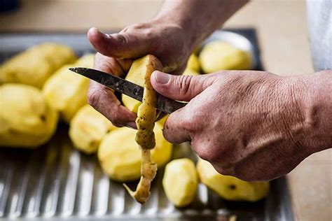 Очищение тарелок с помощью картофельной кожуры и соли