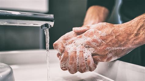 Промойте руки холодной водой