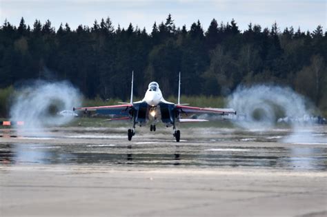 Самолеты исполняют фигуры высшего пилотажа