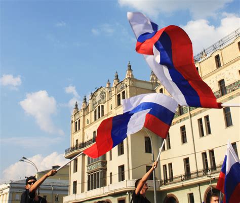 Трехцветный флаг - слияние народов России